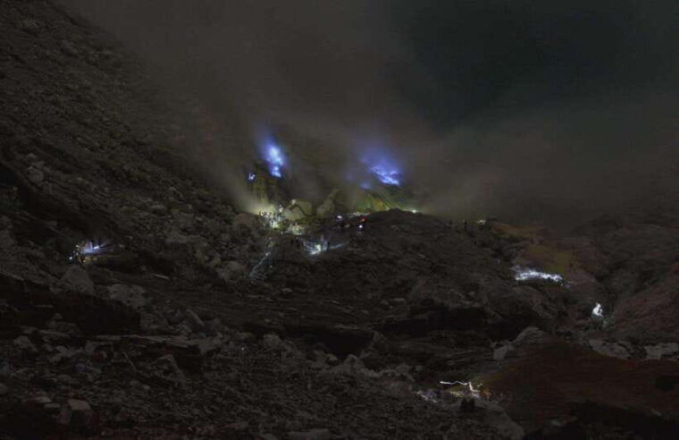 from-bali-exploring-ijen-crater-to-witness-the-blue-fire