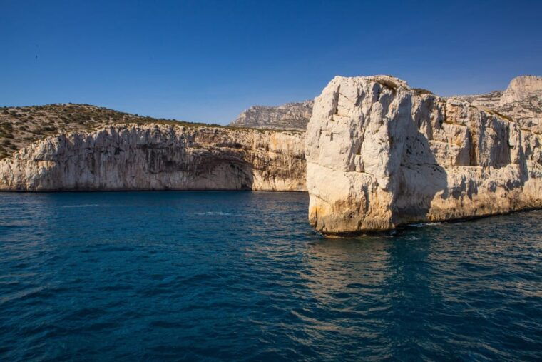 from-bandol-visit-the-13-calanques-of-cassis-marseille