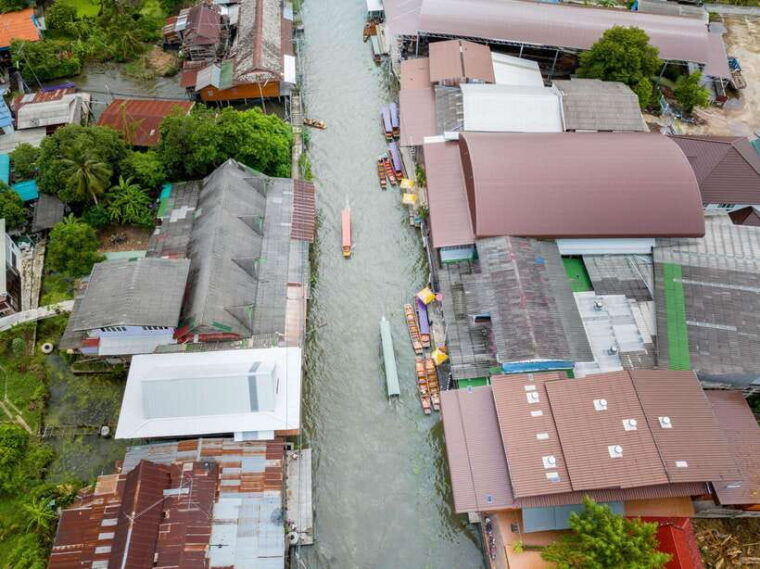 from-bangkok-railway-damnoen-saduak-floating-market-tour