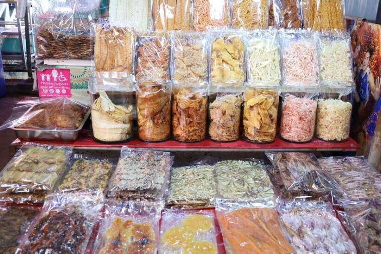 from-bangkok-railway-market-and-amphawa-floating-market