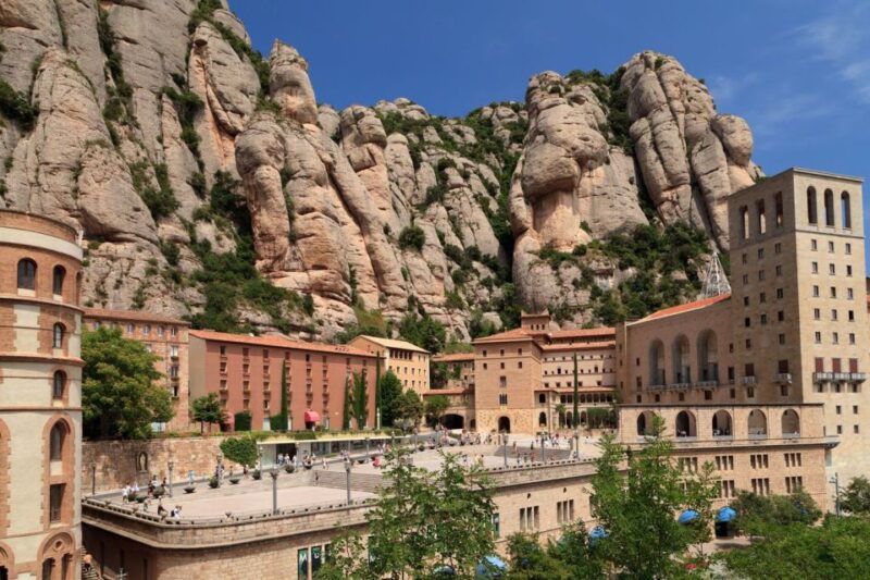 from-barcelona-montserrat-tour-rack-railway-licor-taste