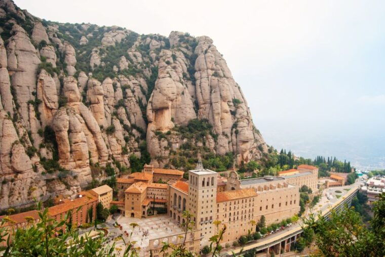 from-barcelona-montserrat-tour-rack-railway-licor-taste