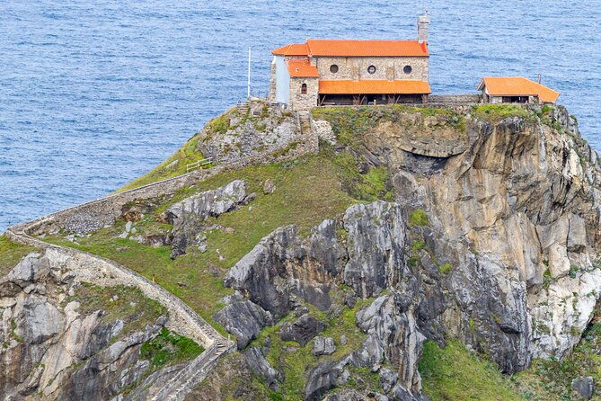 from-bilbao-gaztelugatxe-bermeo-mundaka-and-gernika-with-txakoli