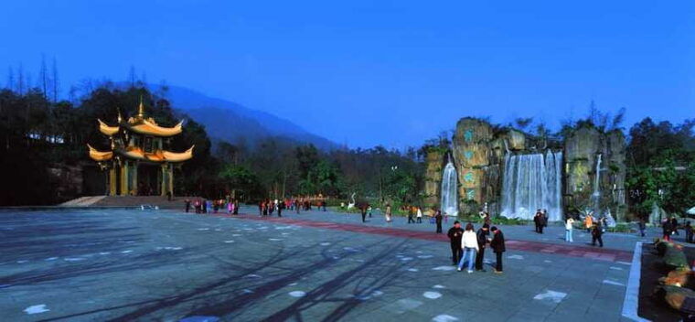 from-chengdu-mount-emei-day-trip-with-golden-summit-visit