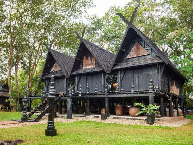 from-chiang-mai-chiang-rai-famous-temples-guided-tour