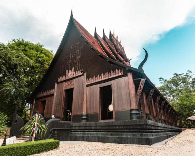 from-chiang-mai-white-temple-black-house-and-blue-temple