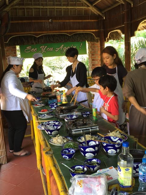 from-da-nang-bay-mau-cooking-class-basket-boat-and-market