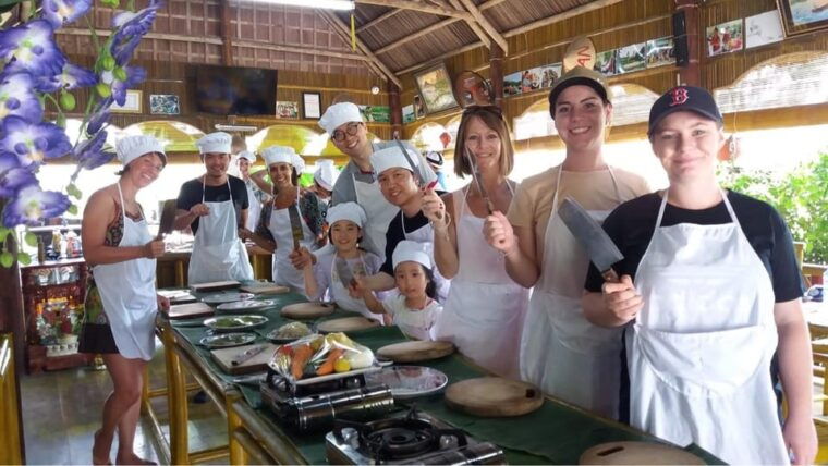 from-da-nang-bay-mau-cooking-class-basket-boat-and-market