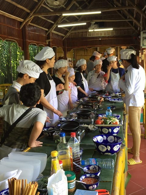 from-da-nang-bay-mau-cooking-class-basket-boat-and-market