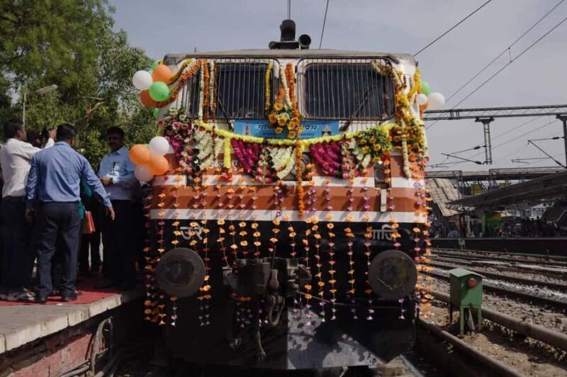 From Delhi/Agra: Confirmed Express Train Ticket Delhi - Agra - What to Expect from the Delhi-Agra Express Train Tour