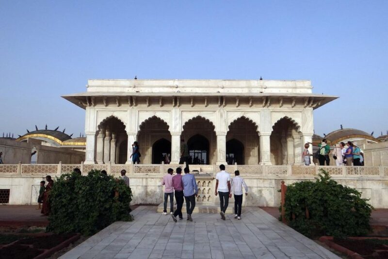 From Delhi: All-Inclusive Taj Mahal & Agra Fort Day Tour - Guides and Local Knowledge