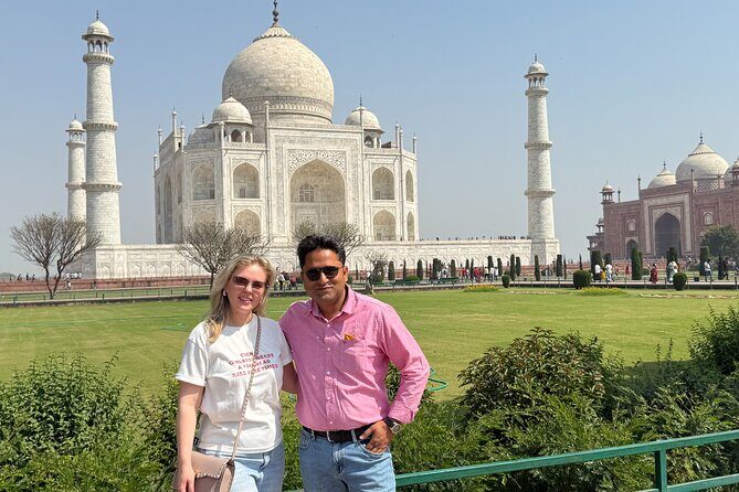 From Delhi: Private Agra & Taj Mahal Tour with 5 * Lunch - A Luxurious Lunch at DoubleTree by Hilton