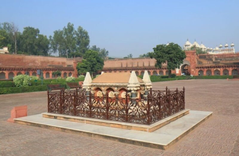 From Delhi: Private Tour Old Delhi & New Delhi - Modern Delhi: Formal and Spiritual Landmarks