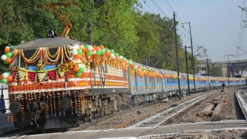 From Delhi: Taj Mahal & Agra Tour By India's Fastest Train - The Journey Begins: Delhi to Agra by Gatiman Express