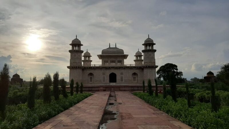 From Delhi : Taj Mahal Tour By Luxury Car with 5 Star Lunch - Key Points