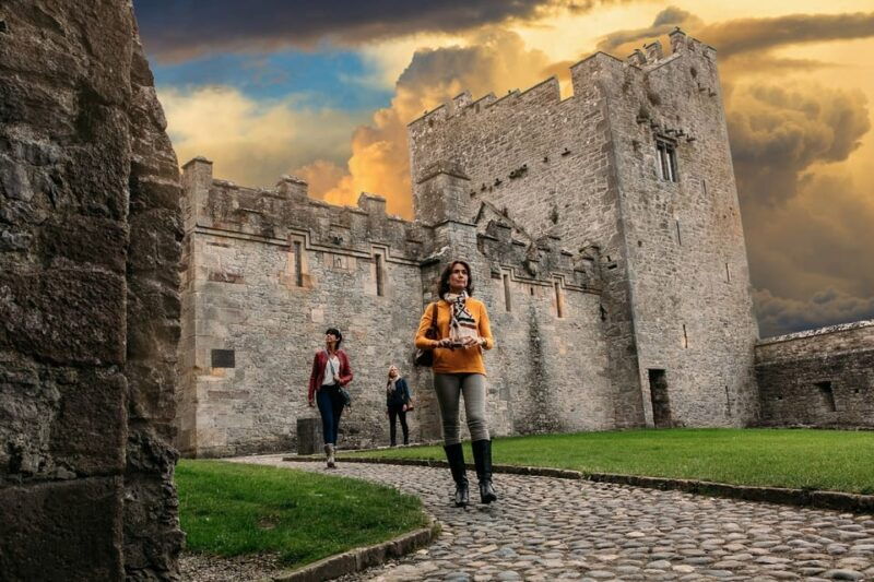 from-dublin-cork-cahir-castle-rock-of-cashel-tour-in-spanish