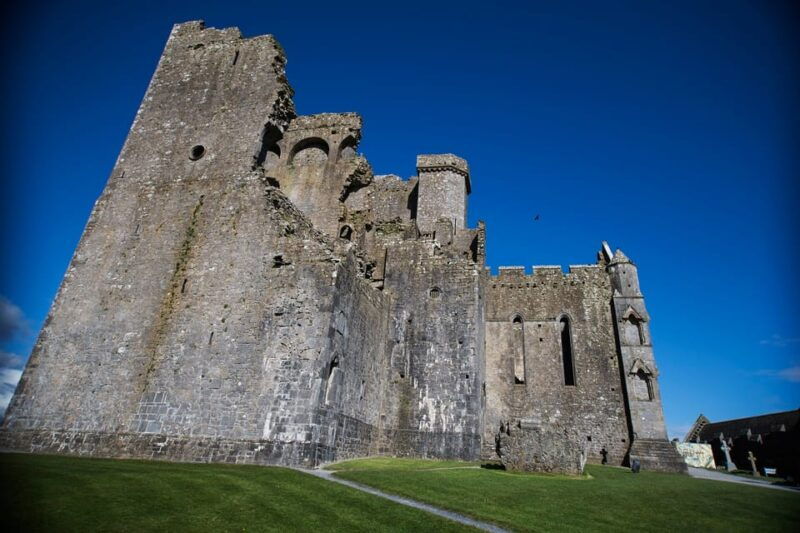 from-dublin-cork-cahir-castle-rock-of-cashel-tour-in-spanish