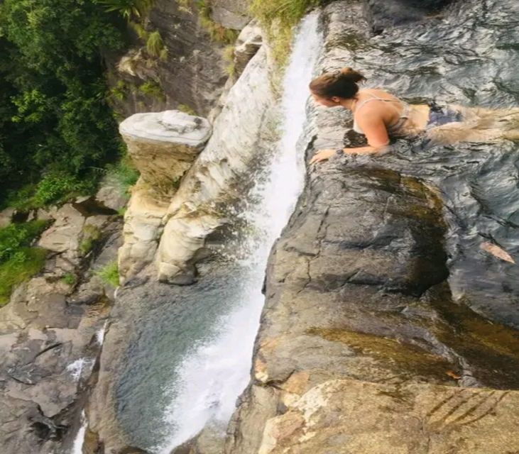 from-ella-diyaluma-waterfall-natural-pool-bath-day-trip