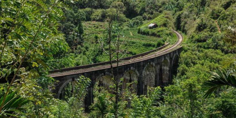 from-ella-little-adams-peak-and-nine-arches-bridge-hiking