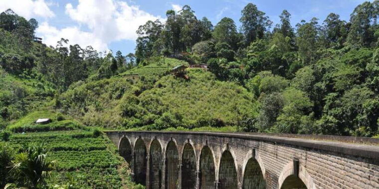from-ella-little-adams-peak-and-nine-arches-bridge-hiking