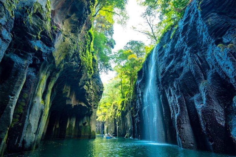 from-fukuoka-day-trip-to-miyazaki-takachiho-gorge-shrine
