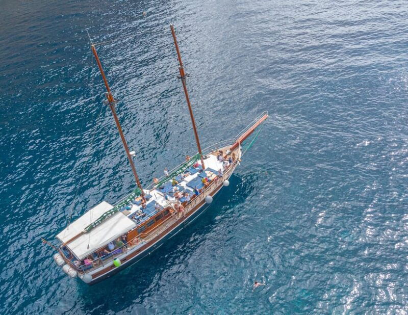 from-funchal-wooden-boat-excursion-to-desertas-island