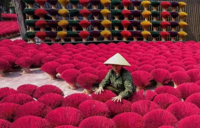 from-ha-noi-conical-hat-and-incense-making-villages-tour