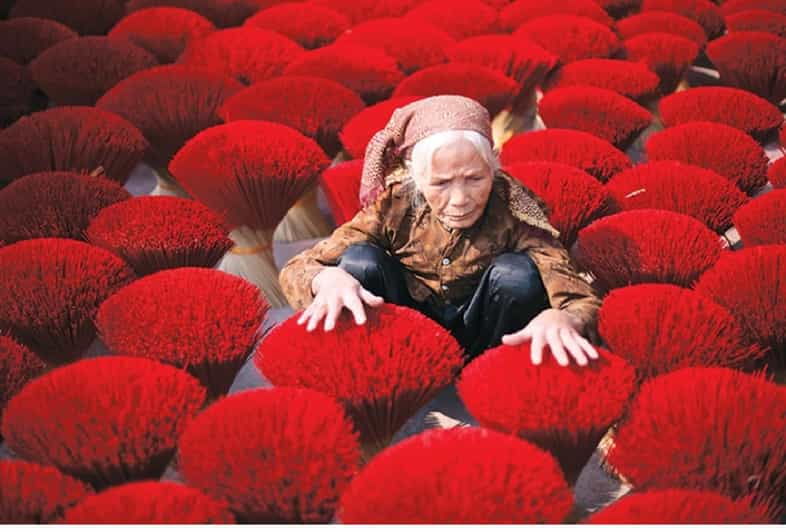 from-ha-noi-explore-quang-phu-cau-incense-village-half-day