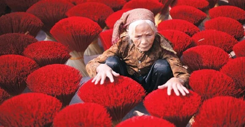 from-ha-noi-explore-quang-phu-cau-incense-village-half-day
