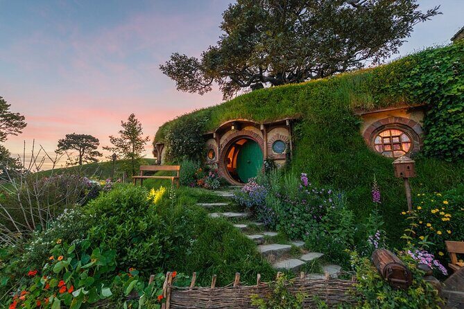 From Hamilton Hobbiton Waitomo Glowworm Caves 1 Day Private Tour - Exploring Waikato: A Detailed Look at the Hamilton Hobbiton Waitomo Glowworm Caves Private Tour