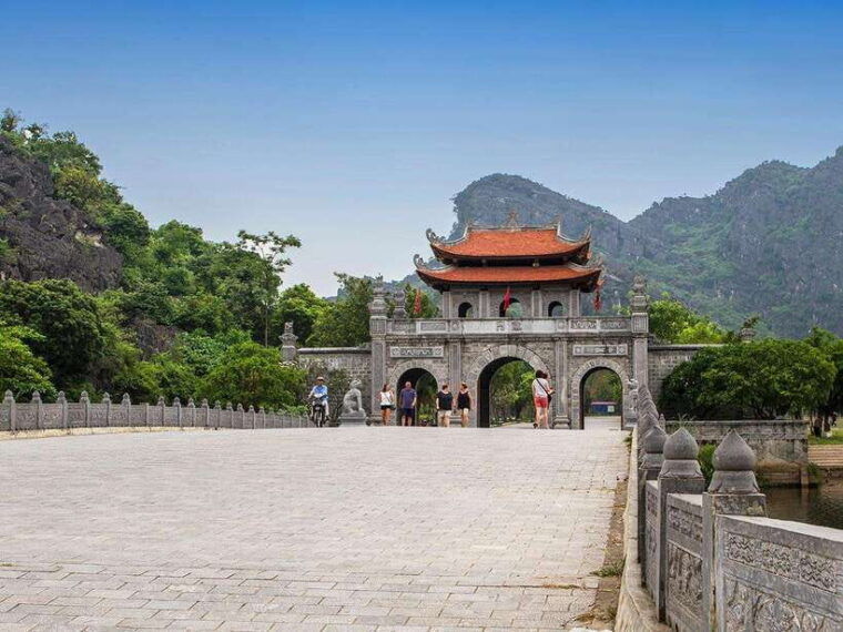 from-hanoi-1-day-tour-ninh-binh-hoa-lu-trang-an-hang-mua