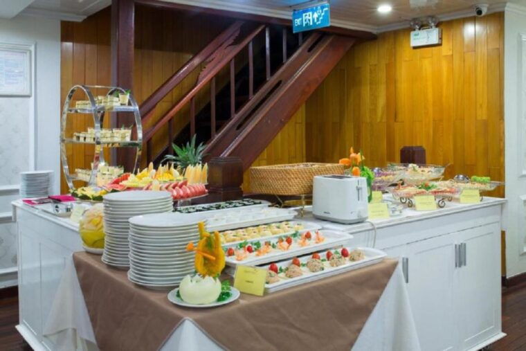 from-hanoi-2-day-bai-tu-long-bay-luxury-cruise-with-jacuzzi