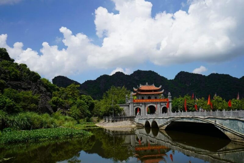 from-hanoi-hoa-lu-trang-an-mua-cave-limousine-bus-buffet