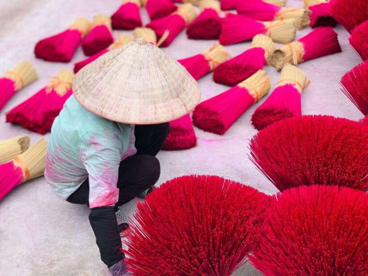 from-hanoi-incense-village-conical-hat-and-hathai-art-tour