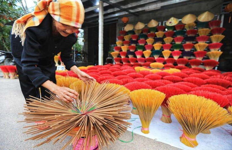 from-hanoi-incense-village-hat-making-village-tour