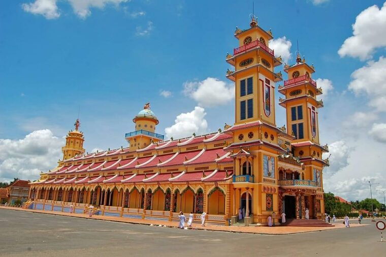 from-ho-chi-minh-to-cu-chi-tunnel-and-cao-dai-temple-1-day