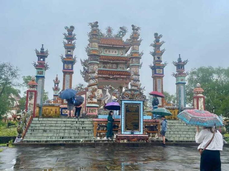 from-hue-private-car-to-hoi-an-via-an-bang-cemetery
