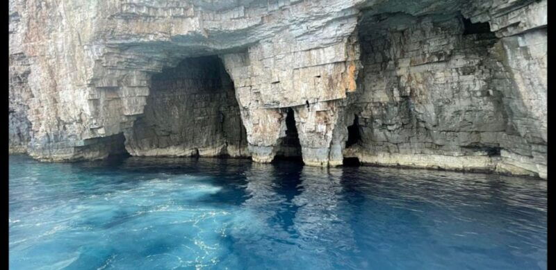 from-hvar-blue-cave-green-cave-5-islands-speedboat-tour