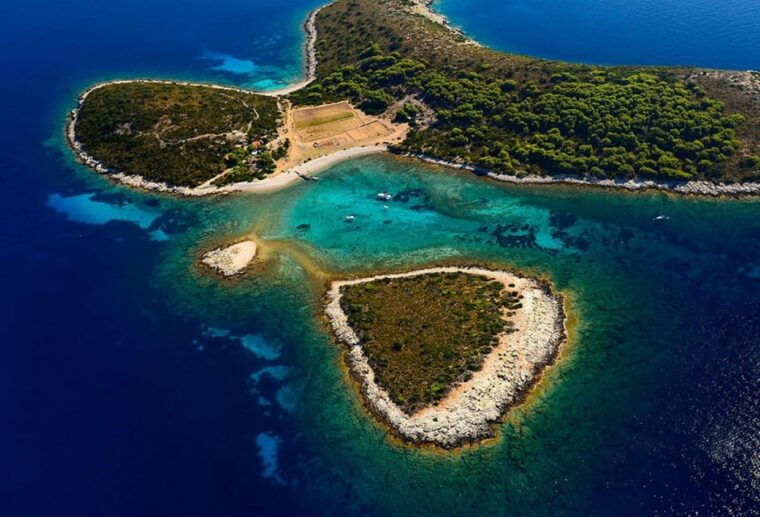 from-hvar-blue-cave-group-speedboat-tour-full-day