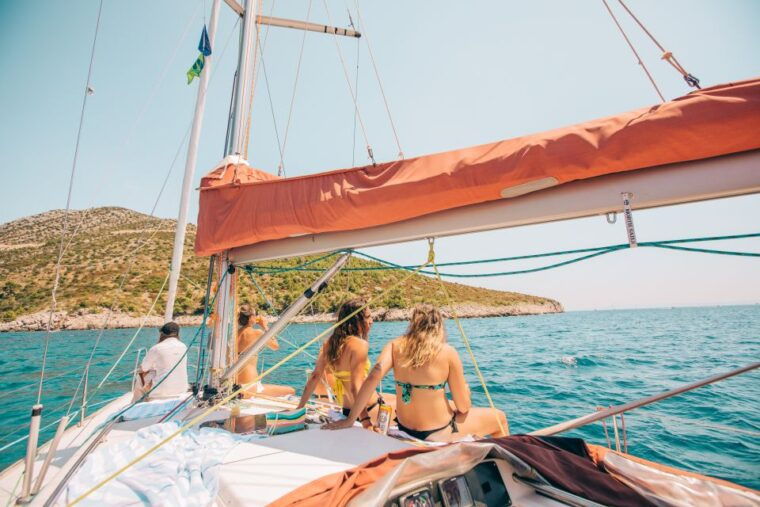 from-hvar-boat-tour-to-pakleni-islands-on-a-comfort-yacht