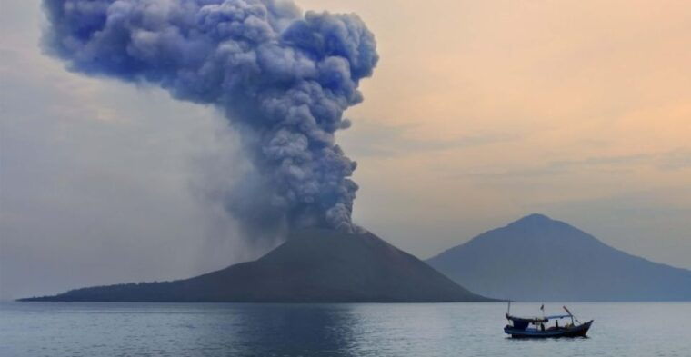from-jakarta-mount-krakatoa-guided-tour
