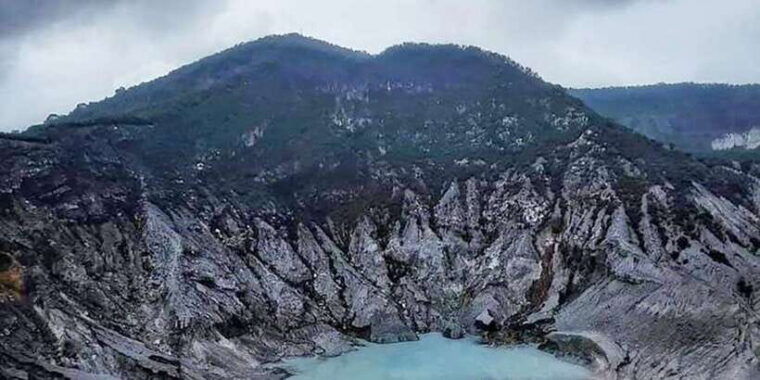 from-jakarta-volcano-tea-rice-fields-hot-spring