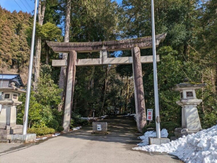 from-kanazawa-temples-panoramic-landscape-and-butterflies