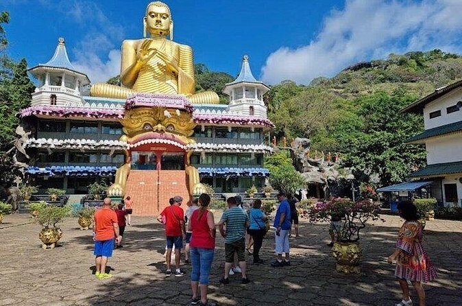 From Kandy: Minneriya Wildlife Safari and Heritage Day Tour - First Stop: Sri Muthumari Amman Kovil