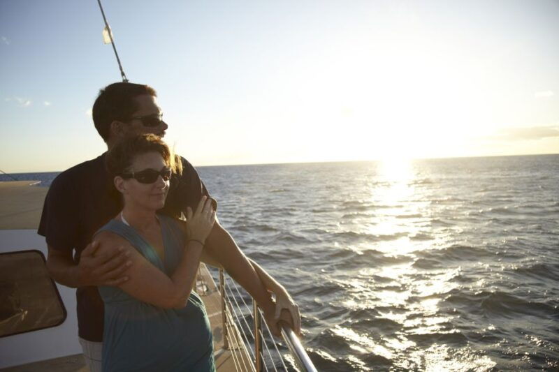 from-kona-honokohau-sunset-boat-trip-with-drinks-and-snacks