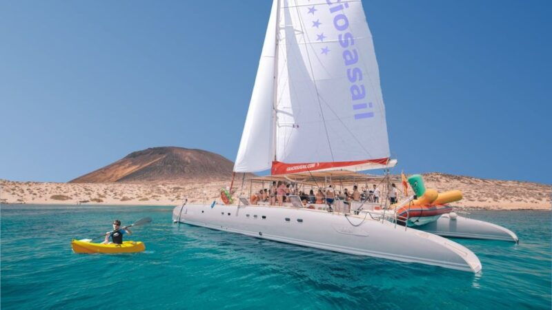 from-lanzarote-sailing-day-trip-around-la-graciosa