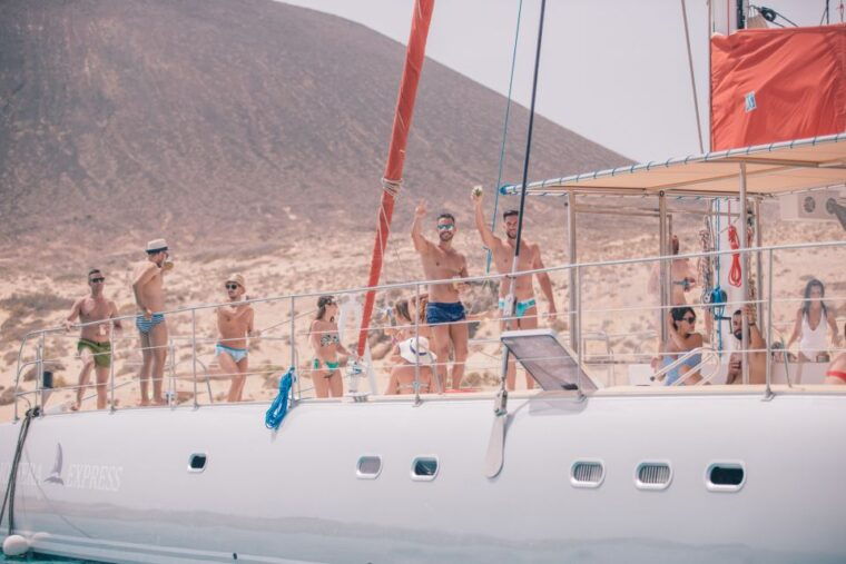 from-lanzarote-sailing-day-trip-around-la-graciosa