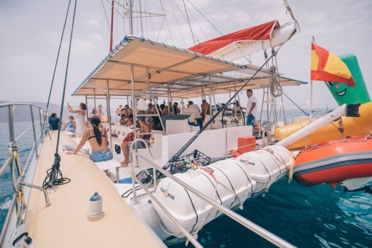 from-lanzarote-sailing-day-trip-around-la-graciosa