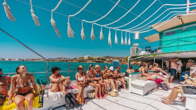 from-magaluf-palma-bay-sightseeing-cruise-with-live-music