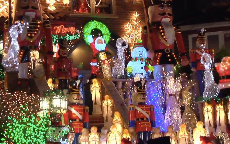 from-manhattan-dyker-heights-holiday-bus-tour